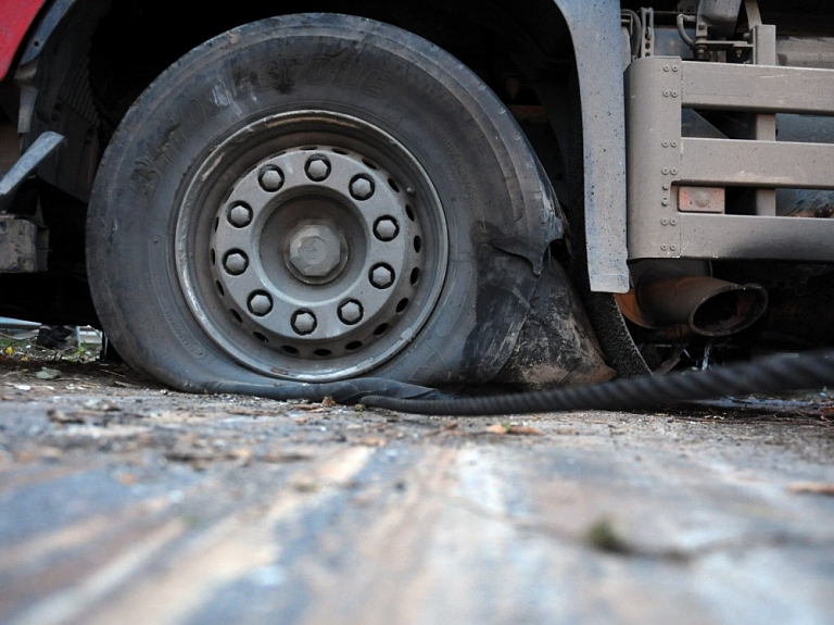 Ietriecoties kokvedējā, Jaunpils novadā cietis vieglā auto šoferis