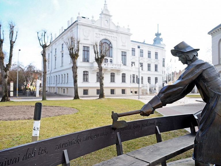 Izgaismo Liepājas himnas tēlu skulptūras