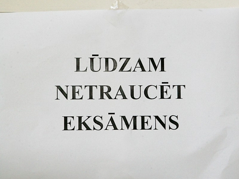 Izvērtējot riskus, nākotnē eksāmenus varētu līdz skolām nogādāt digitālā formātā