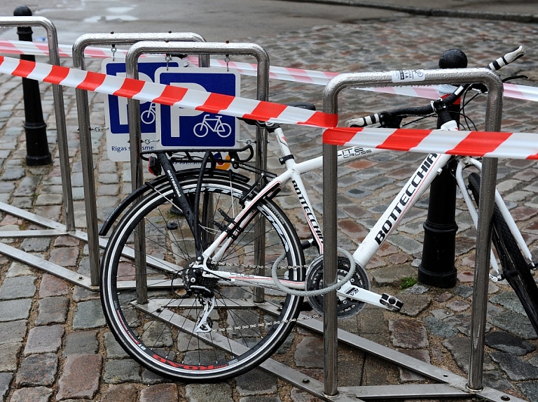 Jelgavā meklē aculieciniekus negadījumam uz gājēju-velosipēdistu celiņa