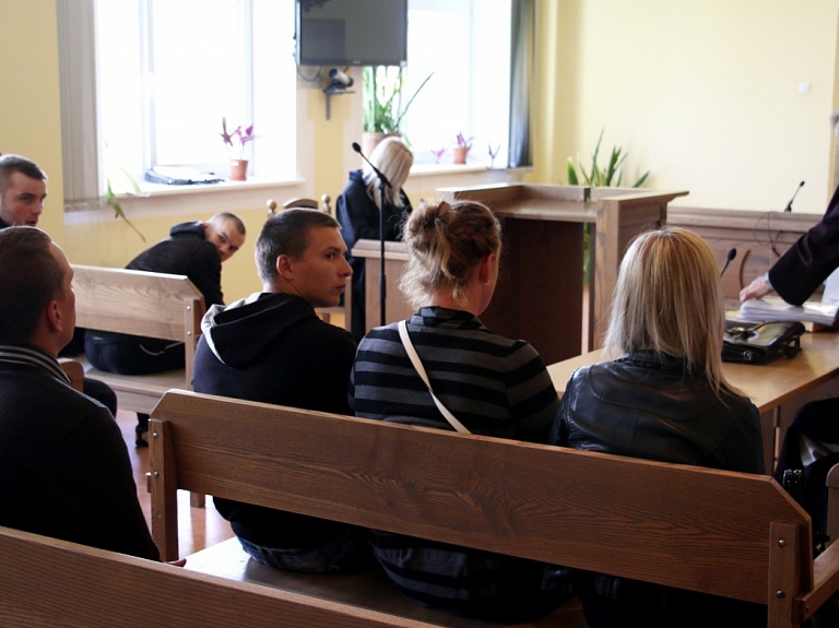 Paverdzināšanā un naudas izspiešanā vainotie savu vainu neatzīst; viens no cietušajiem ir miris