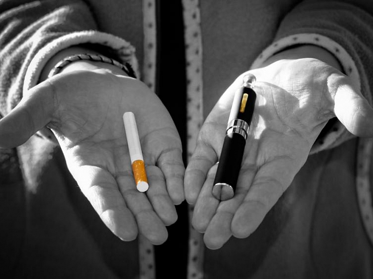 Pētījumi: Elektroniskās cigaretes nav tik kaitīgas kā parastās tabakas cigaretes

