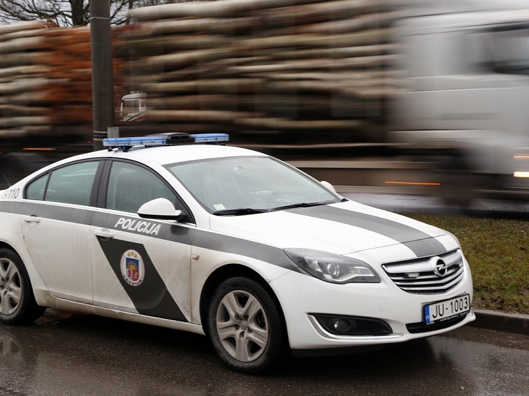 No amata atstādināti divi policisti saistībā ar iespējamo neiesaistīšanos kautiņa izšķiršanā Bauskā