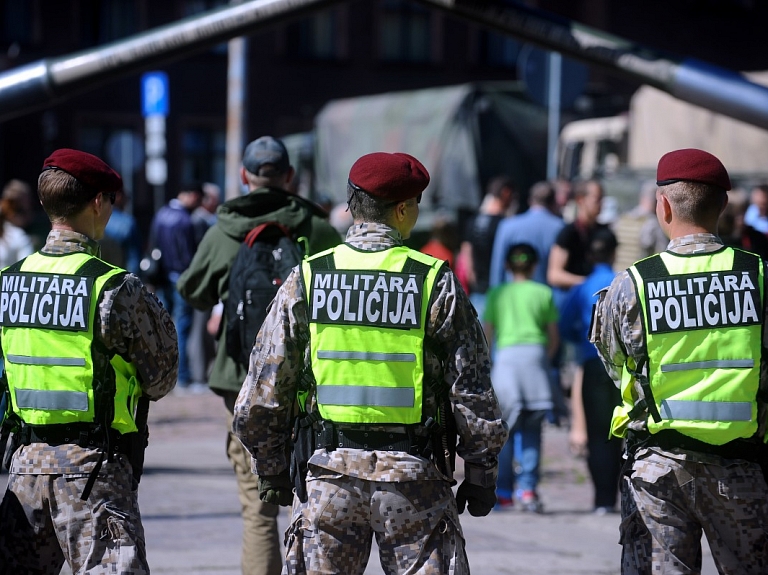 Ventspils novadā avarējis benzīnvedējs un Militārās policijas auto