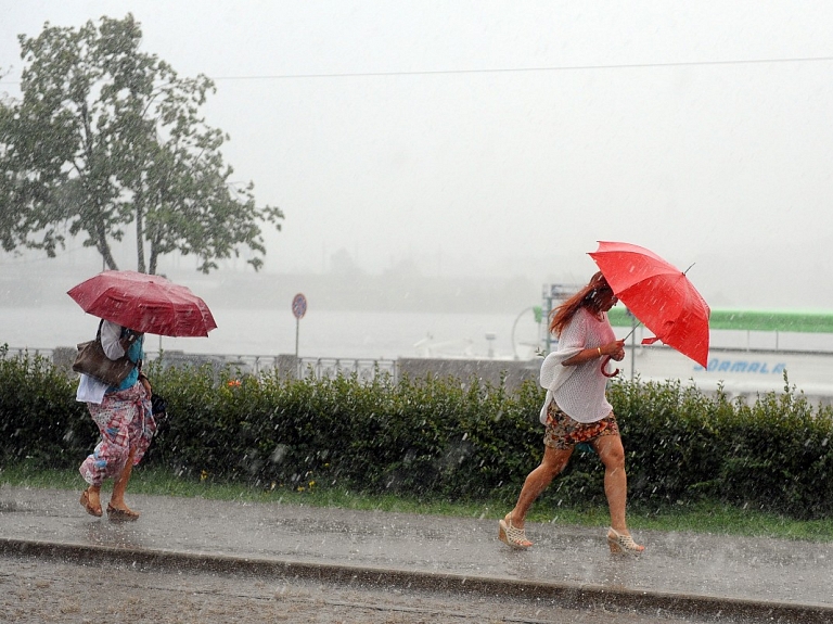 Trešdien nāks lietus mākoņi, vietām līs stipri