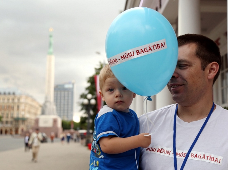 Saeimas komisija: Valsts atbalsts mājokļa iegādei "topošajiem tēviem" nav prioritāte