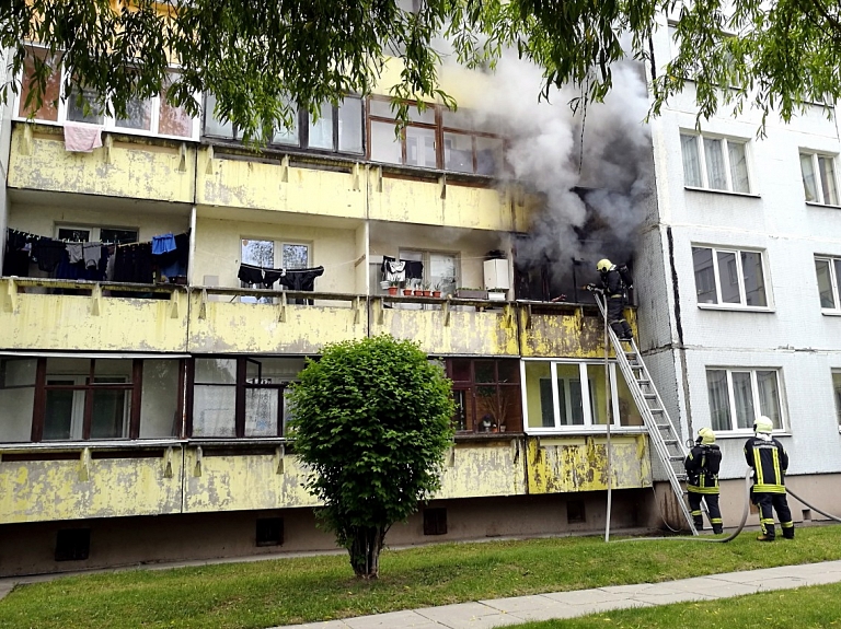 papildināta - Nespējot izglābties no liesmām, ugunsgrēkā Jelgavā gājis bojā cilvēks