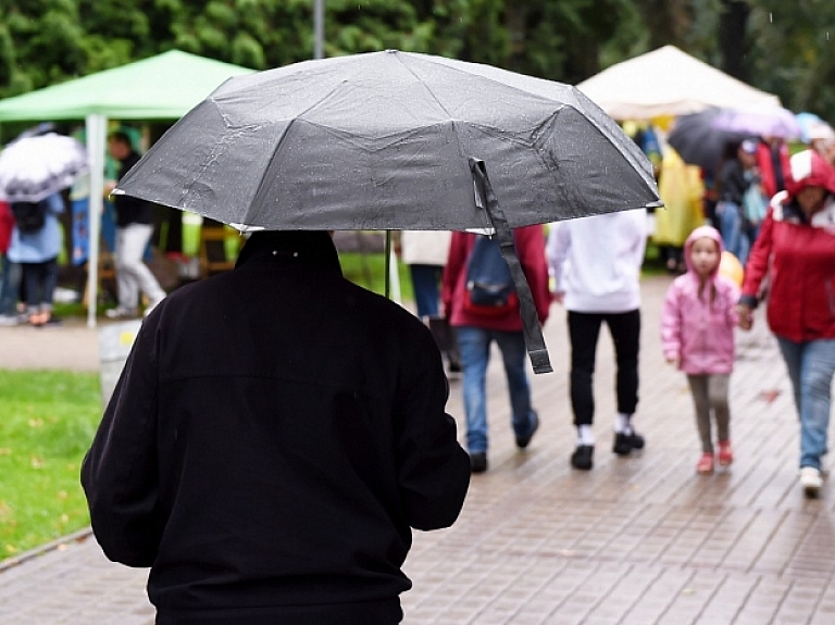 Nedēļas vidū nokrišņi mitēsies, brīvdienās atkal gaidāms lietus