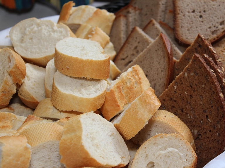 Baltmaize tikpat veselīga kā pilngraudu maize


