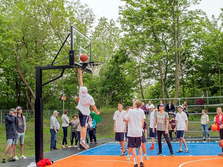 Liepājā atklās otro Porziņģa dāvināto āra basketbola laukumu