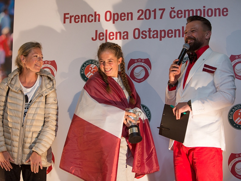 Foto: Jeļenas Ostapenko sagaidīšana Rīgas lidostā un tenisistes sensacionālajai uzvarai veltīta preses konference

