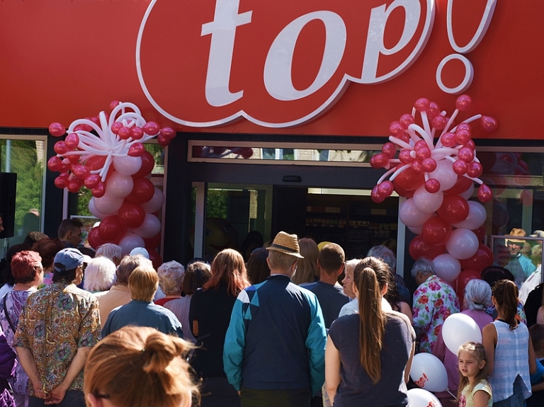 
Ieguldot
150 tūkstošus eiro bijušā bērnudārza un apkārtnes labiekārtošanā,
Slampē atvērts "top!" veikals 



