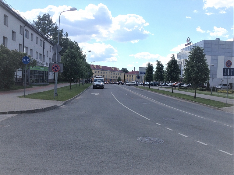 Atjaunos Rīgas un Cēsu ielu asfaltbetona seguma virskārtu Valmieras centrā

