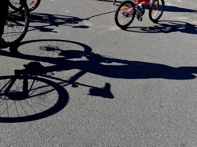 Kandavā zem auto pakļuvis mazgadīgs velosipēdists