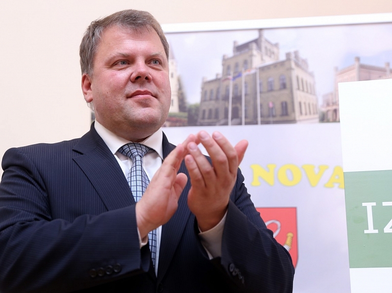 Auces novada domes vadība saglabā amatus