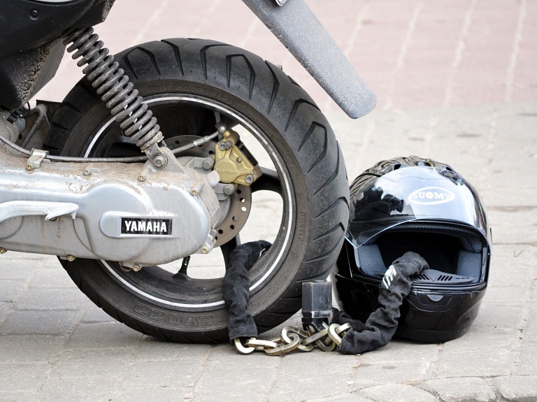 No braukšanas reibumā atturēta sieviete domā, ka viņai nozagts motorollers