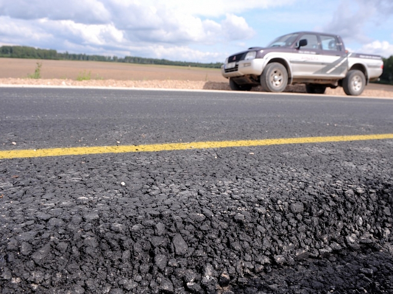 Reģionālo autoceļu posmos pie Kuldīgas un Tukuma atjaunots segums