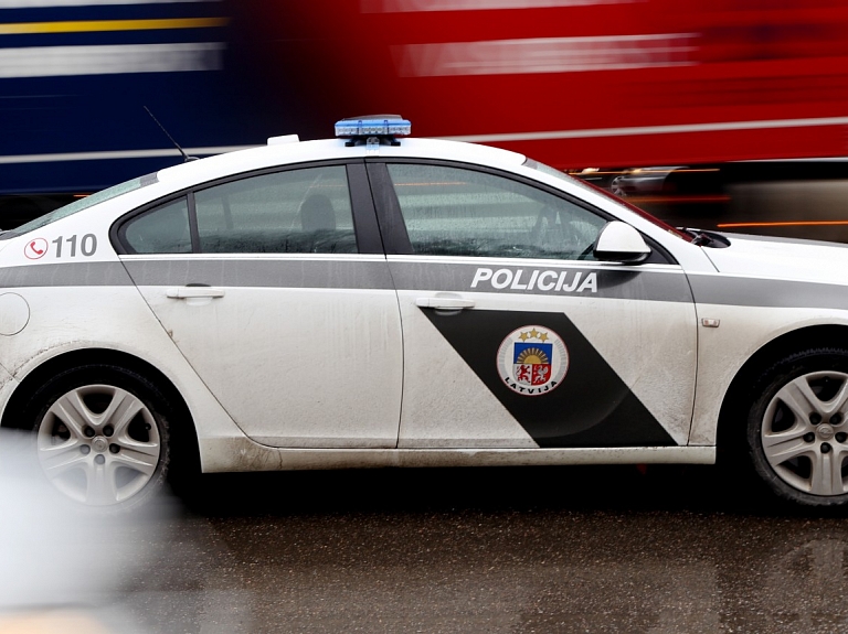 Par neprofesionālu rīcību konflikta laikā pie spēļu zāles Bauskā policistiem piemēroti disciplinārsodi