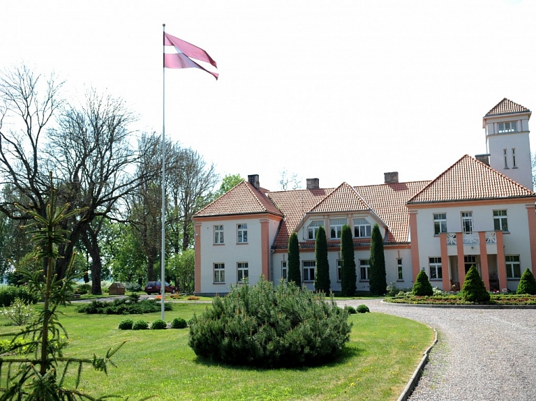 Rīko bezmaksas braucienu uz Jāņa Čakstes un Edvarta Virzas un Elzas Stērstes mājām