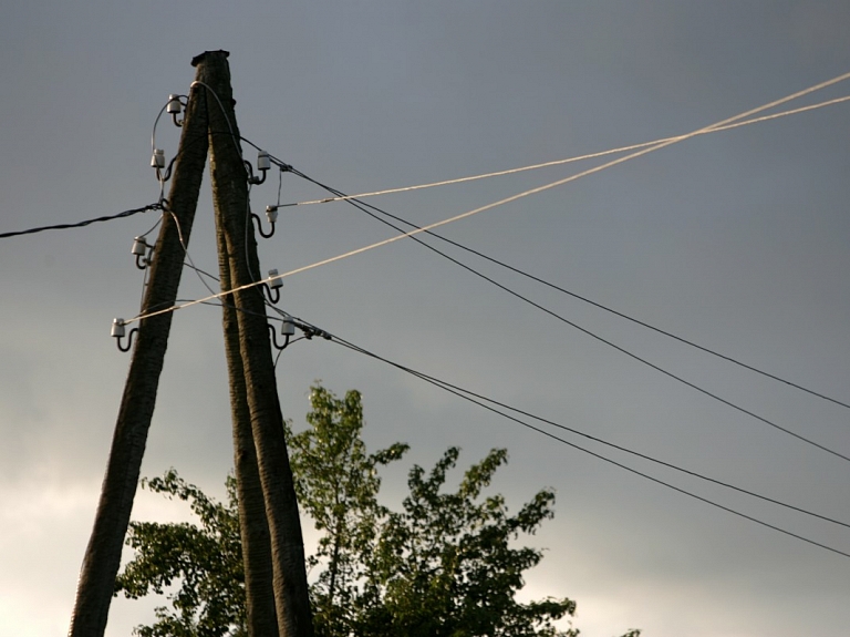 Vīrietim Zemgalē uzkrīt virsū elektrības stabs