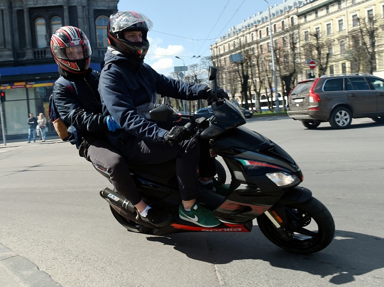 Meitene gūst traumas, nokrītot no žiroskūtera