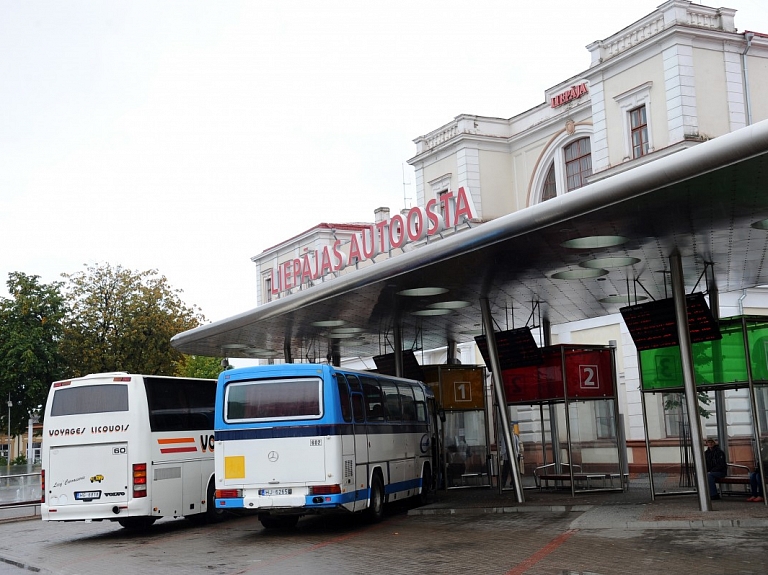 "Liepājas autobusu parks" noliedz pieļāvumus par autobusa šofera atlaišanu bojāgājušā zēna lietā