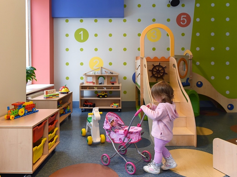 Jelgavā divas ģimenes pēc bērnu noklīšanas naktī nodotas sociālo darbinieku uzraudzībā