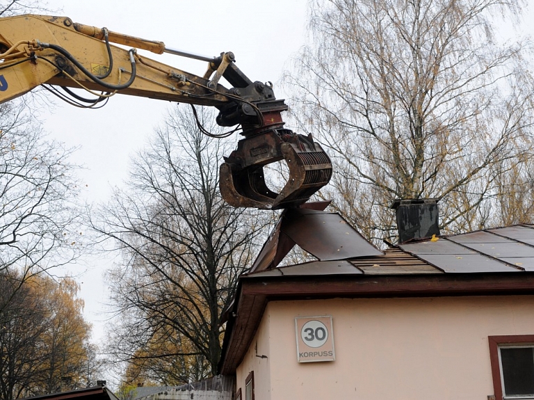 Pēc īpašnieka sāktās pakaļdzīšanās izdodas notvert ekskavatora zagļus