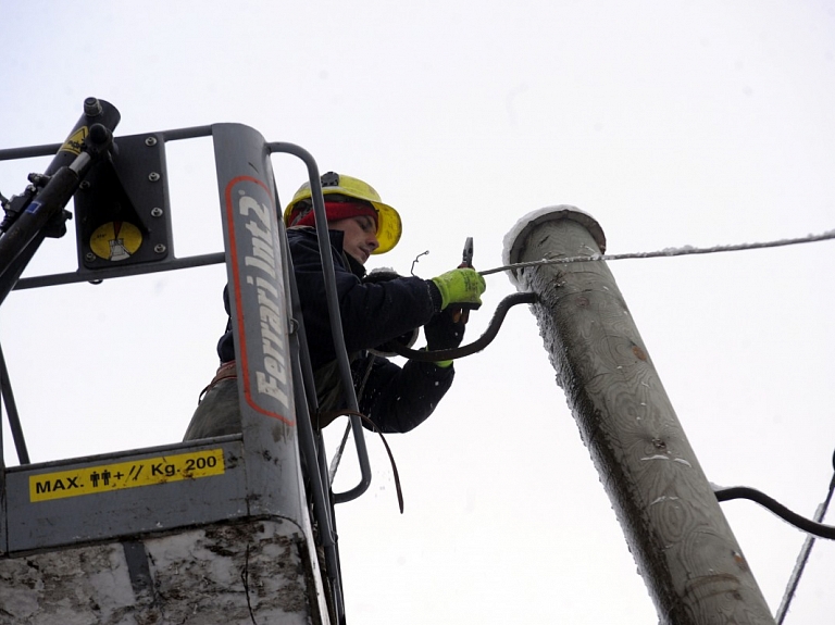 Novērsta lielākā daļa elektrotīkla bojājumu; elektroapgāde traucēta vēl aptuveni 2000 "Sadales tīkla" klientu