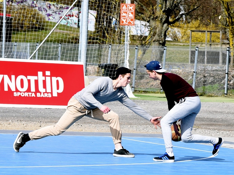 Par 32 845 eiro ierīkots sporta un atpūtas laukums pie Liepājas bērnunama