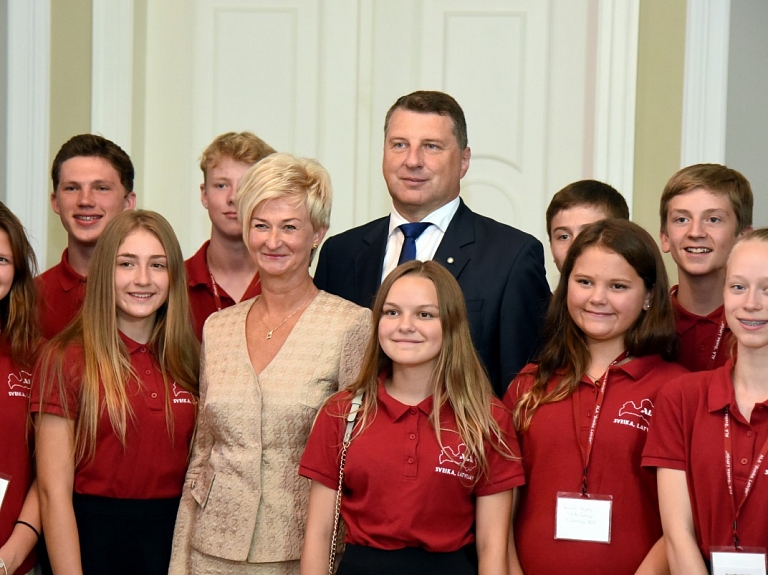 Vējonis latviešu izcelsmes skolēniem novēl nezaudēt saikni ar Latviju