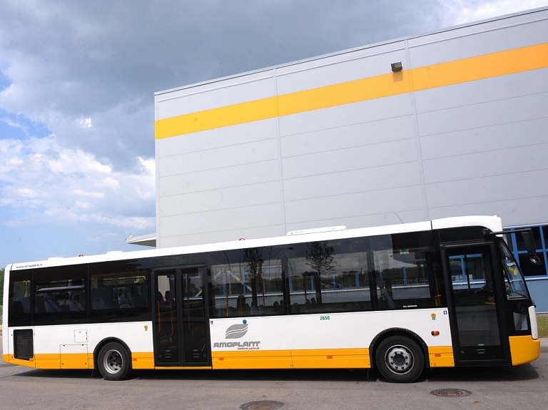 Vāc parakstus, lai Jelgavas autobusos atjaunotu mēnešbiļetes