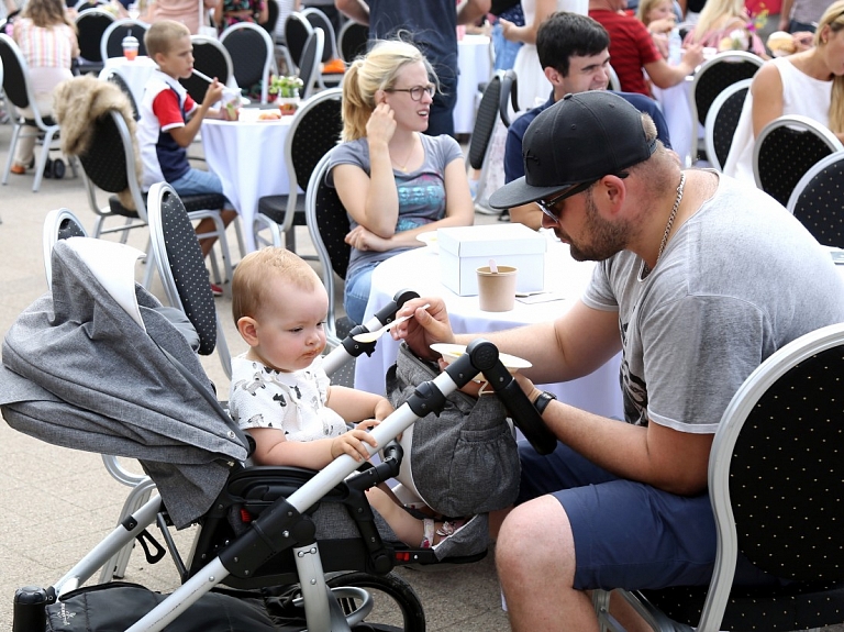 Ventspils Lielā laukuma strūklakas baseinā piektdien darbosies "pop up" restorāns