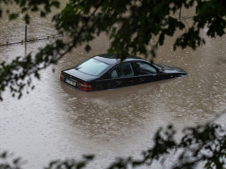 Lietavu dēļ Latgalē satiksmei slēgti deviņi valsts vietējās nozīmes autoceļi un divi valsts reģionālie autoceļi