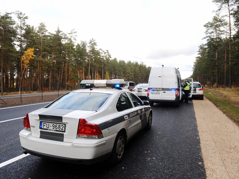 Liepājā mikroautobuss uzbrauc uz brauktuves izskrējušam zēnam