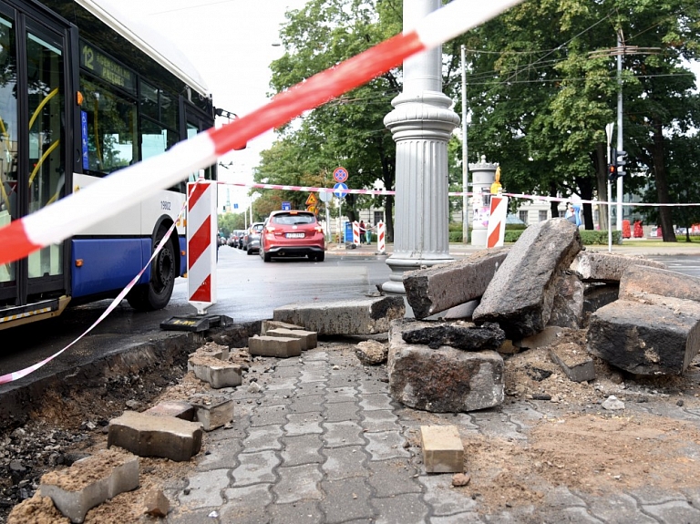 Rīgas dome ielu remontu iekavēšanā vaino komunikāciju turētājus; nākamgad tos varētu sākt maijā