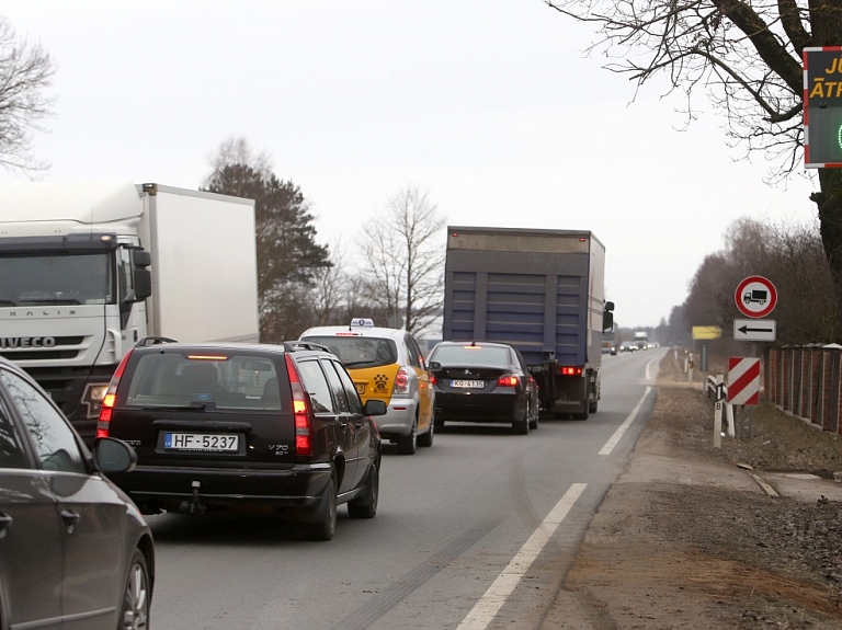 Avārijas dēļ bloķēta satiksme uz autoceļa Ragana-Limbaži pie Lādezera