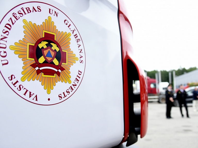 Tiesa liek VUGD maksāt par glābšanas darbu laikā sabojāto zālienu pie mājas Jelgavā