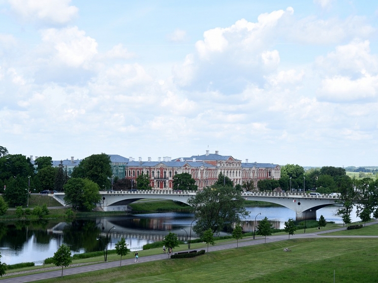 Jelgavā no ūdenstilpnes izcelts noslīcis cilvēks