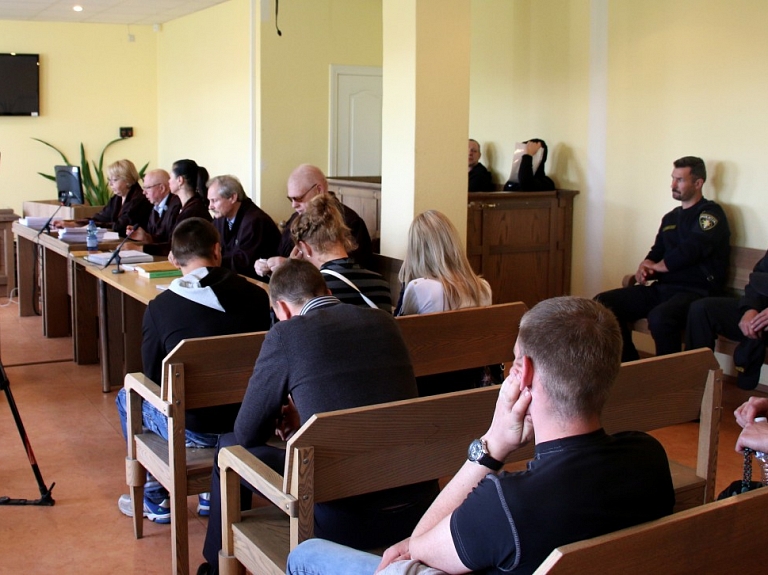 Lietā par personu paverdzināšanu un naudas izspiešanu sākta cietušo pratināšana