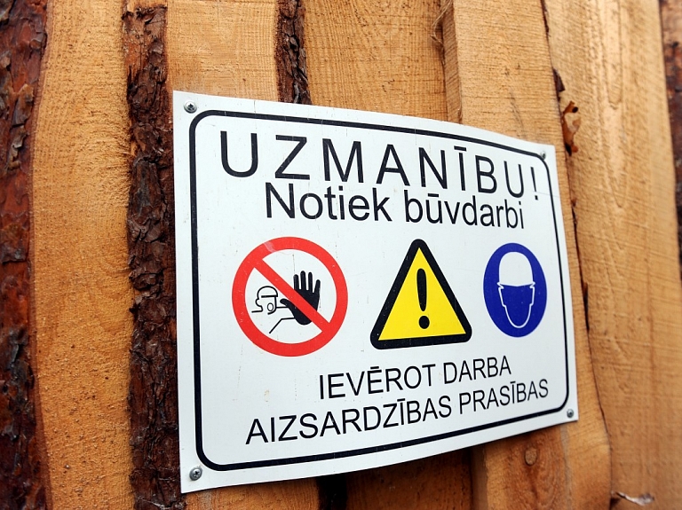 Atjaunos Preiļu pils fasādi