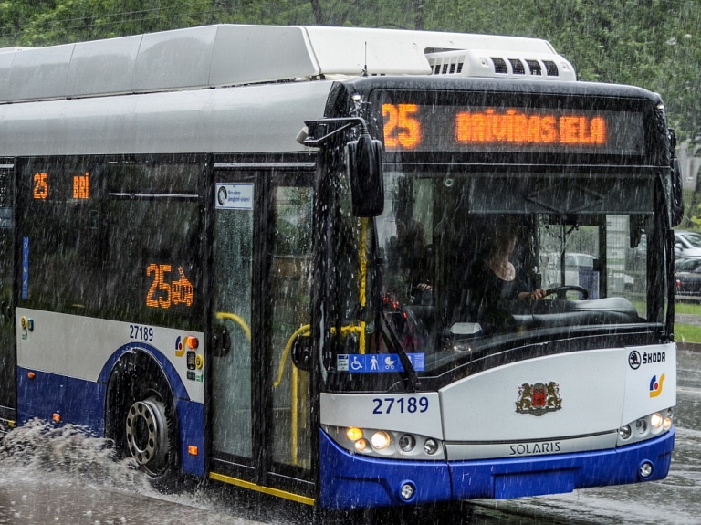 Rīgā lietavu dēļ sabiedriskais transports kavējas līdz pat 50 minūtēm