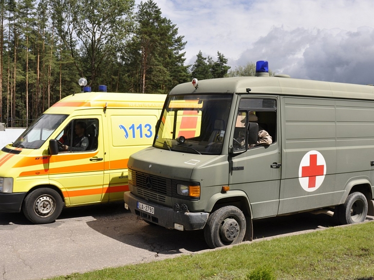 Atliek krimināllietas skatīšanu par cigarešu kontrabandu, jo apsūdzētajam kļuva slikti