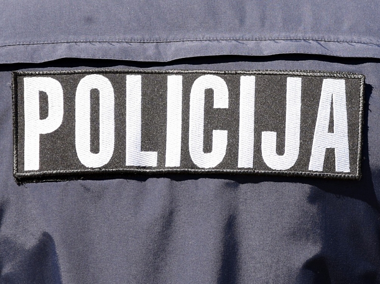 Policijai vēl nav aizdomās turamo par fotoradara dedzināšanu Ozolnieku novadā