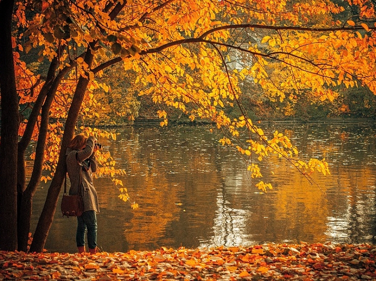 Kvalitatīva foto tehnika – Tavs labākais kompanjons Latvijas zelta rudens iemūžināšanai

