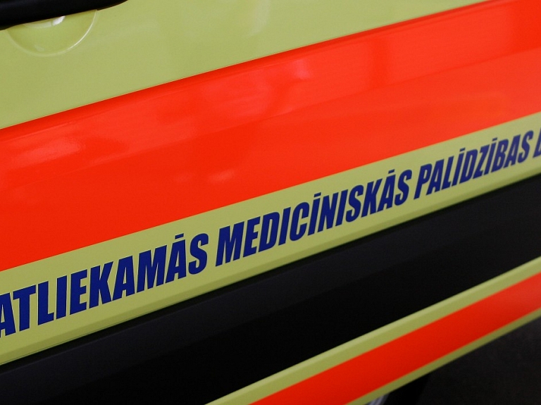 Avārijā Jelgavā iekļuvusi ātrās palīdzības specializētā automašīna