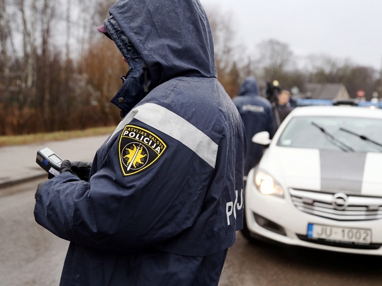 Tukumā vadītājs vairāk nekā piecu promiļu reibumā taranējis automašīnu un aizbēdzis no notikuma vietas