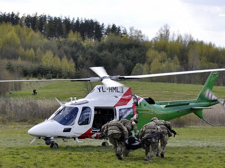 Ciblas novadā robežsardzes helikopters palīdz atrast purvā nomaldījušos sievieti