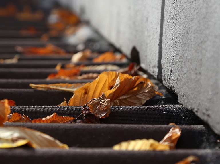 Oktobrī Valmieras pilsētas pašvaldība aicina iedzīvotājus vākt nokritušās lapas