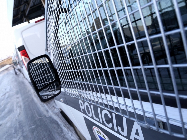 Policija Jelgavā sāk kriminālprocesu par uzmākšanos sievietei